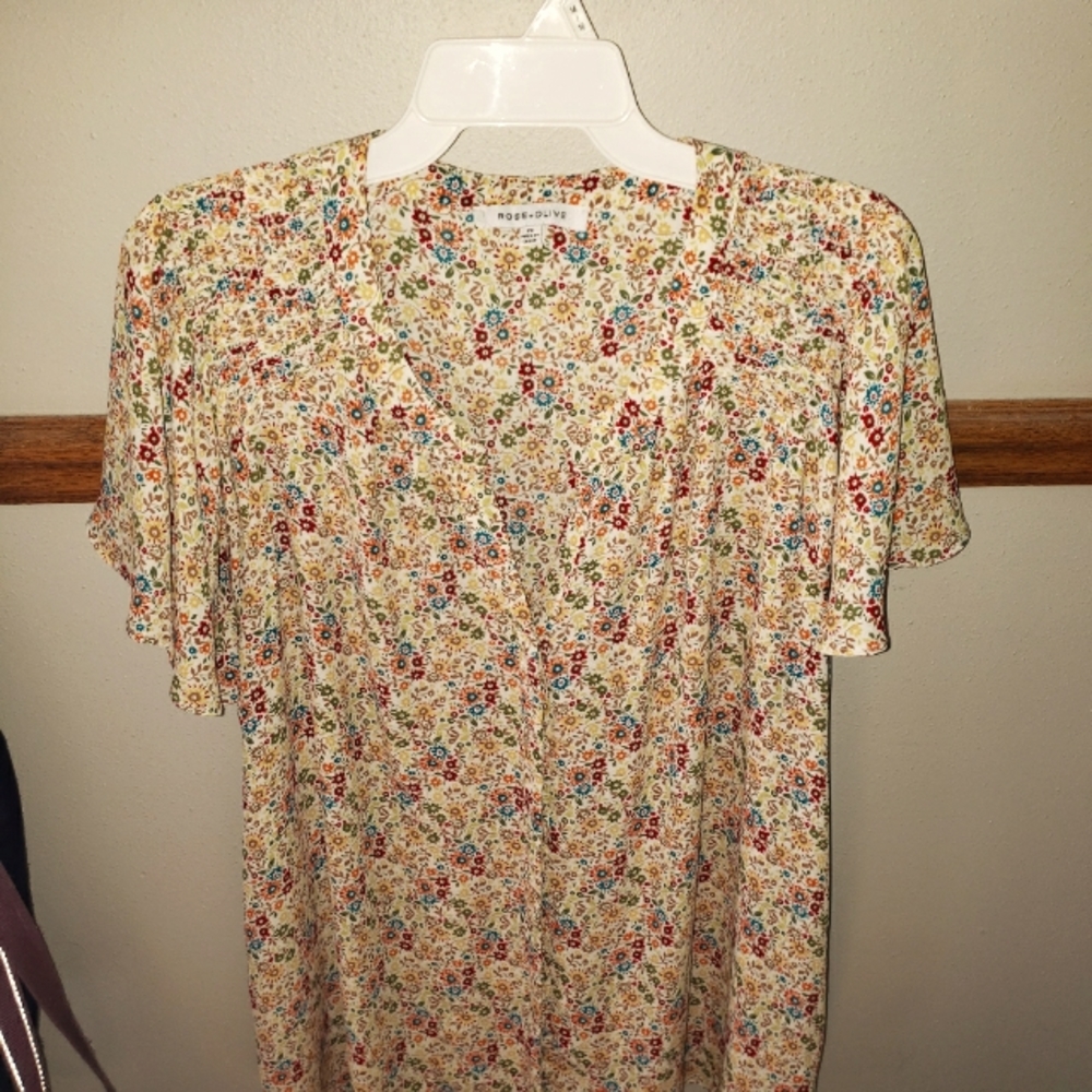 Rose & Olive 2x short sleeve floral button up top